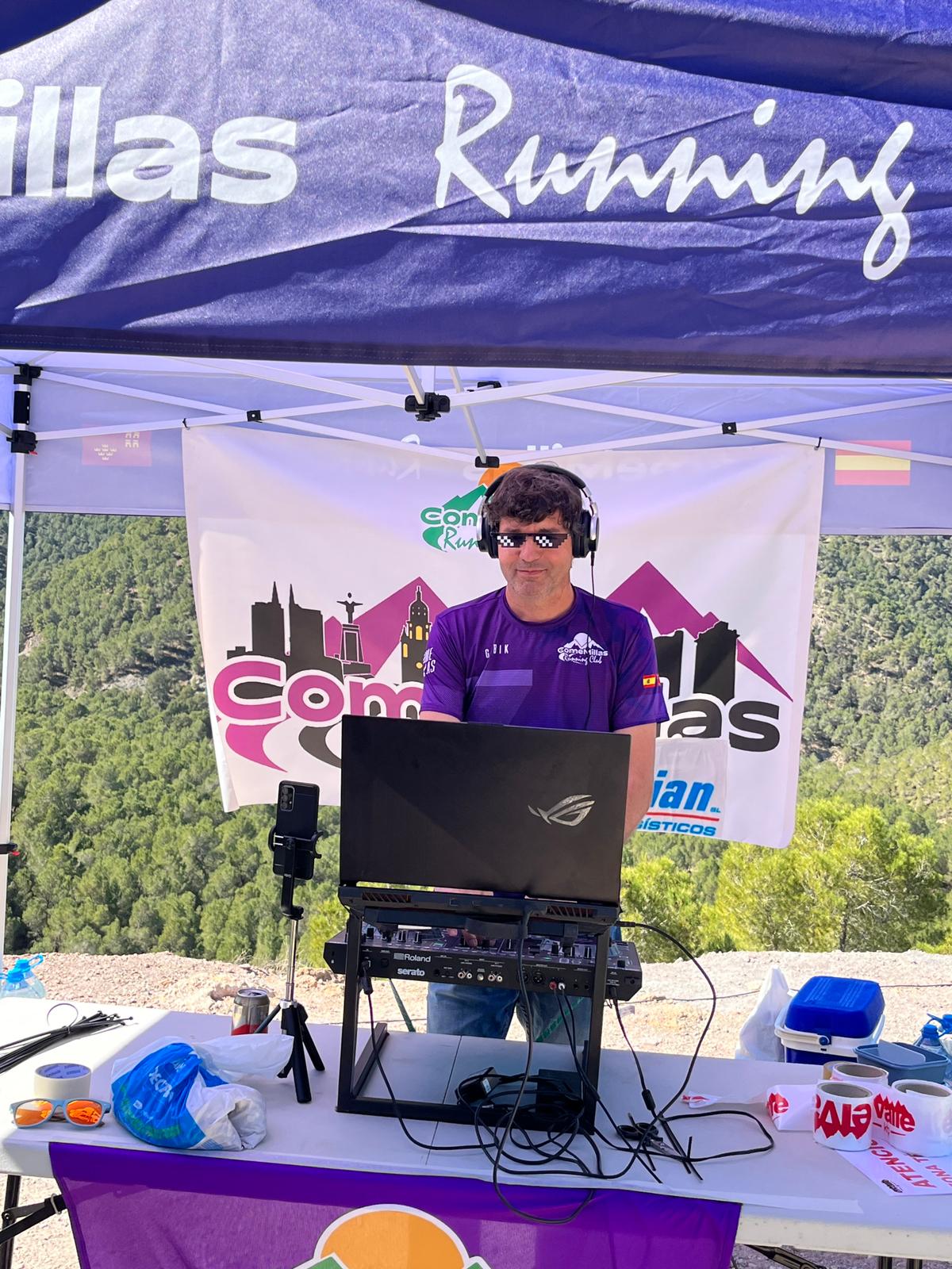 DJ en acción con estilo
